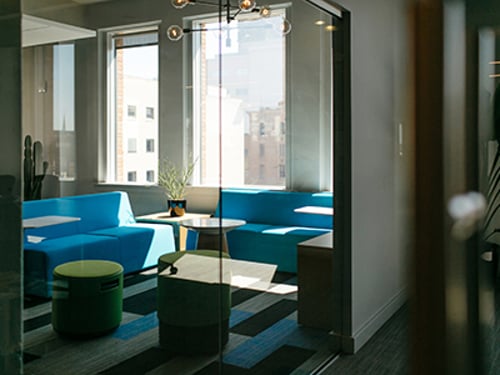  Um advogado usando as ferramentas de nuvem do Clio para trabalhar com mais eficiência.